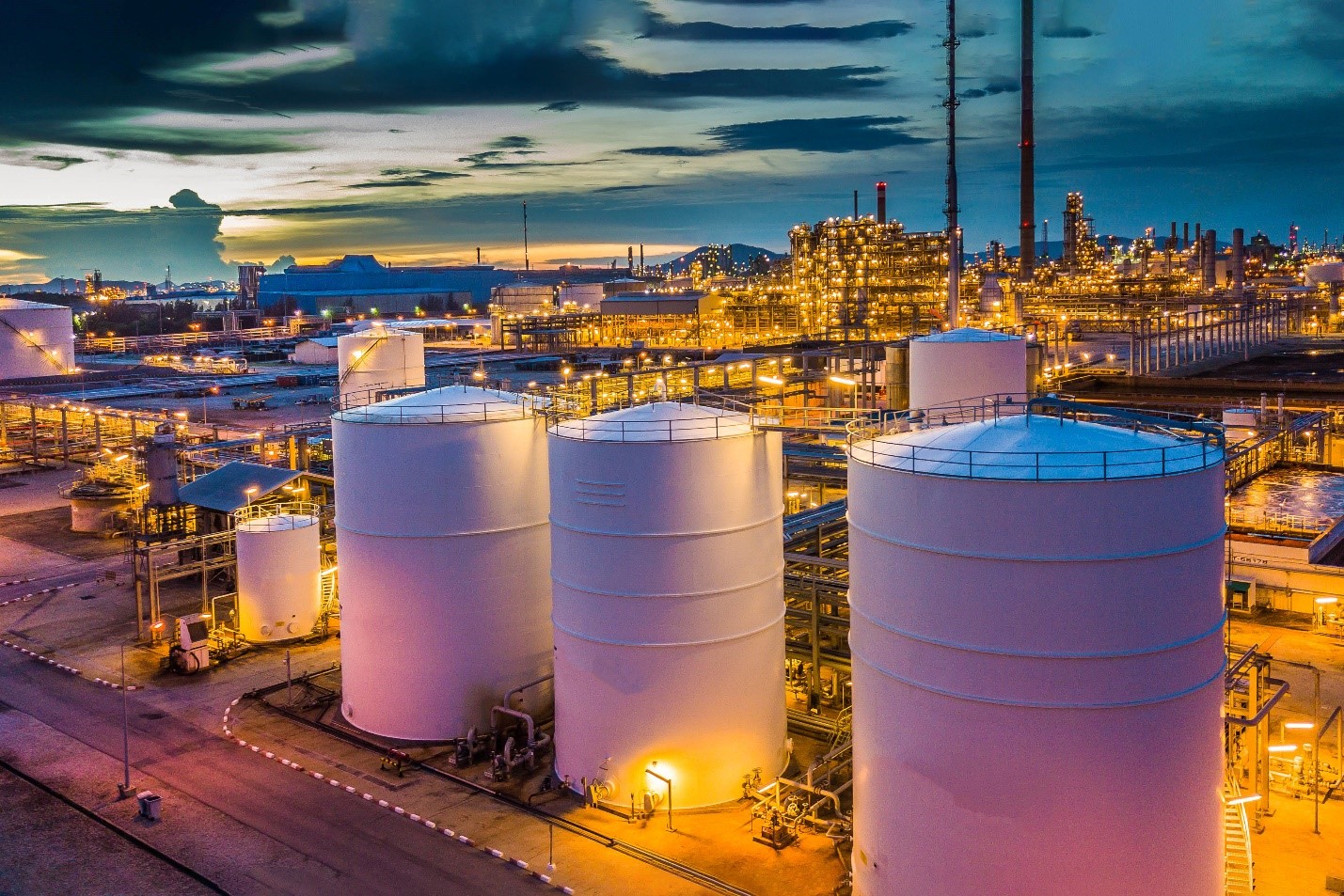 Quantitative and qualitative inspection of loaded or unloaded materials of ships, vessels, coastal tanks, tankers and wagons and ship to ship